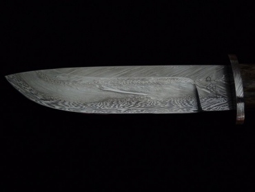 Il coltello da caccia in damasco a lama fissa
