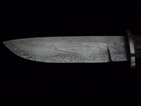 Il coltello da caccia in damasco a lama fissa